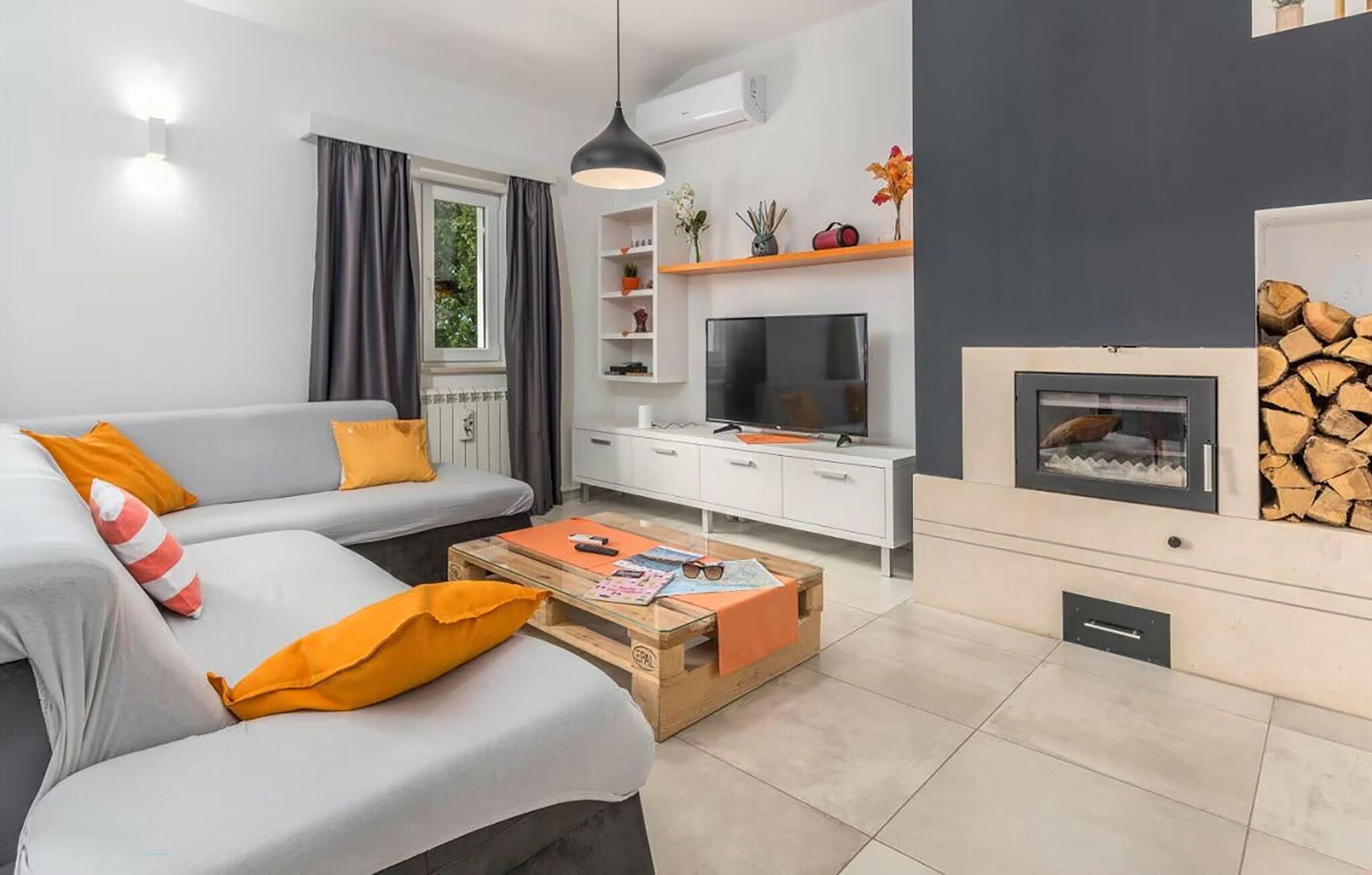 Smart-TV, Kamin, Tischtennisplatte