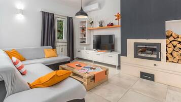 Smart-TV, Kamin, Tischtennisplatte