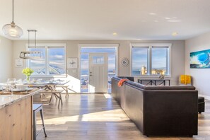 TV, fireplace, books - Glass Tides Beachfront + Billiards + Surfing +Pet (Lincoln City)