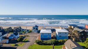 Een kustgebied met huizen, een strand en de oceaan.