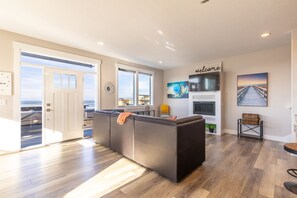 TV, fireplace, books - Glass Tides Beachfront + Billiards + Surfing +Pet (Lincoln City)
