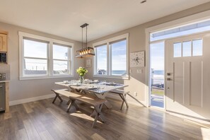 Dining - Glass Tides Beachfront + Billiards + Surfing +Pet (Lincoln City)