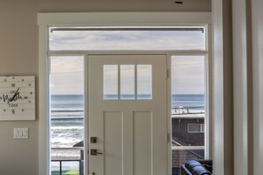 Interior - Glass Tides Beachfront + Billiards + Surfing +Pet (Lincoln City)