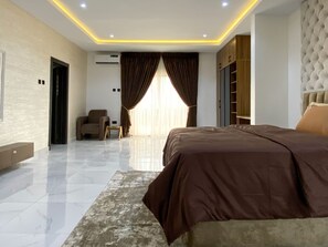 4 bedrooms, iron/ironing board, free WiFi, bed sheets - 4 Bedroom En-Suite, Wi-Fi, Secured, 24/7 Power (Lekki)