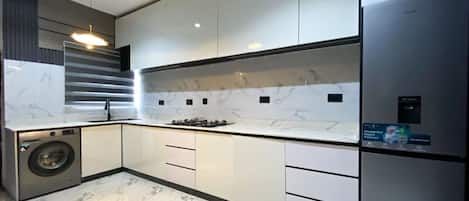 Réfrigérateur, micro-ondes, four, plaque de cuisson