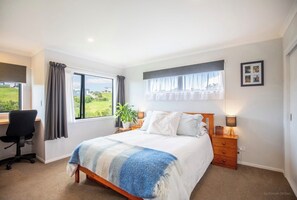 3 bedrooms, free WiFi - Modern Family-Friendly Sunny Raglan Bach with Spa Pool, BBQ & Large Deck (Raglan)