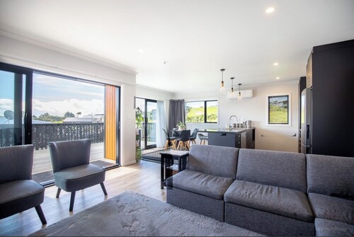 Modern Family-Friendly Sunny Raglan Bach with Spa Pool, BBQ & Large Deck