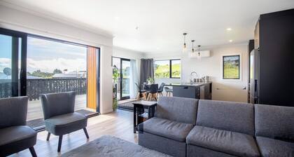 Modern Family-Friendly Sunny Raglan Bach with Spa Pool, BBQ & Large Deck