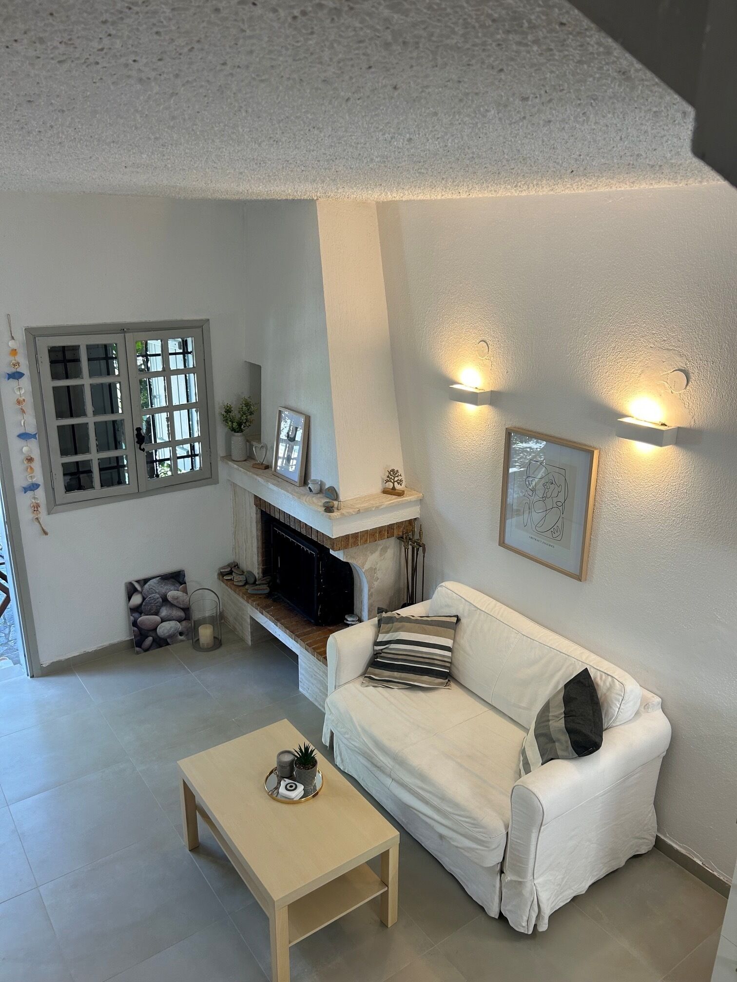 Flat-screen TV, fireplace