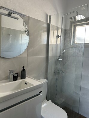 Secadora de cabello, toallas, jabón, papel de baño 