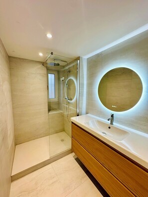 Shower, hair dryer, towels, soap - Architect designed apartment - Carré d'Or (Nice)