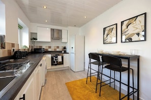 House | 2 bedrooms, desk, Internet