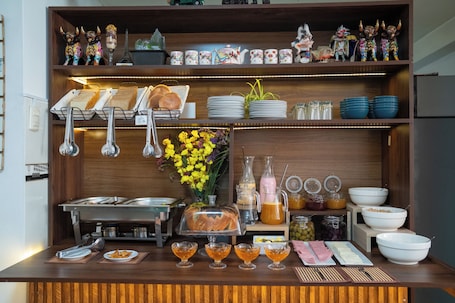 Free daily buffet breakfast