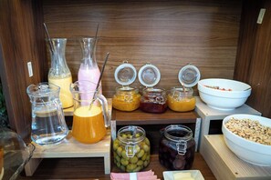 Un buffet per la colazione con diversi cibi e bevande.