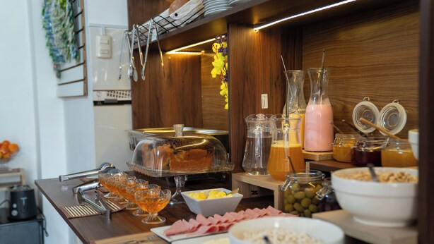 En morgenmadsbuffet med et udvalg af mad og drikkevarer.