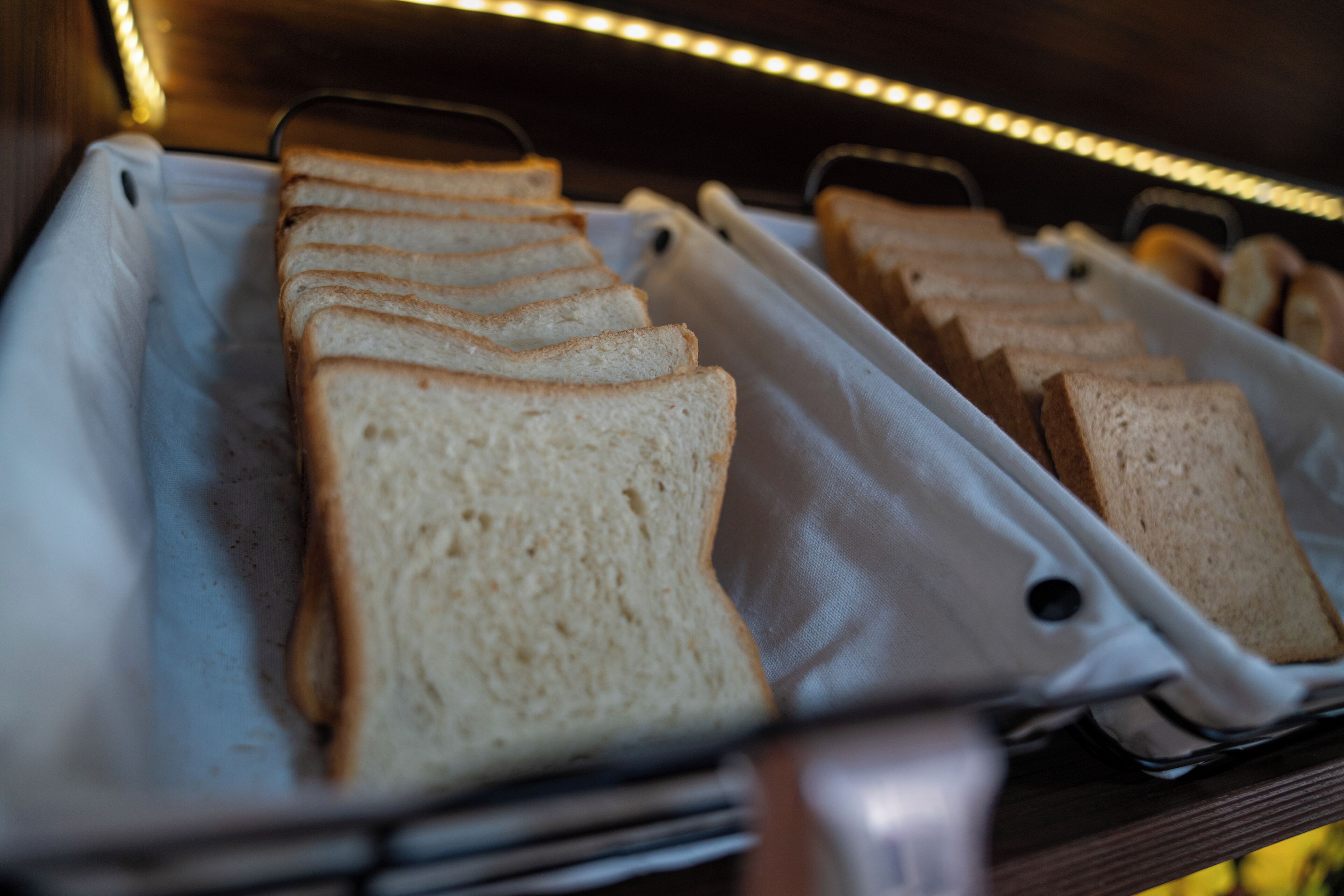 Eine Auswahl von Brotscheiben in einer Bäckerei.