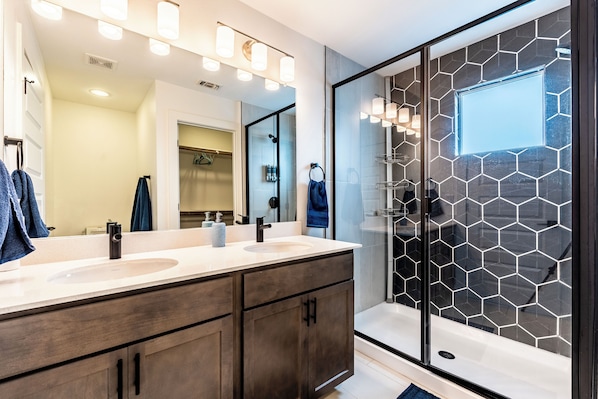 Dusche, Haartrockner, Seife, Toilettenpapier