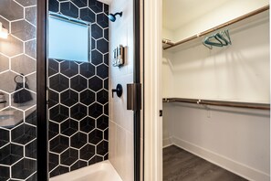Dusche, Haartrockner, Seife, Toilettenpapier