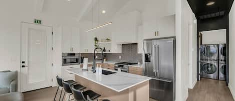 Geladeira, micro-ondas, fogão, cooktop