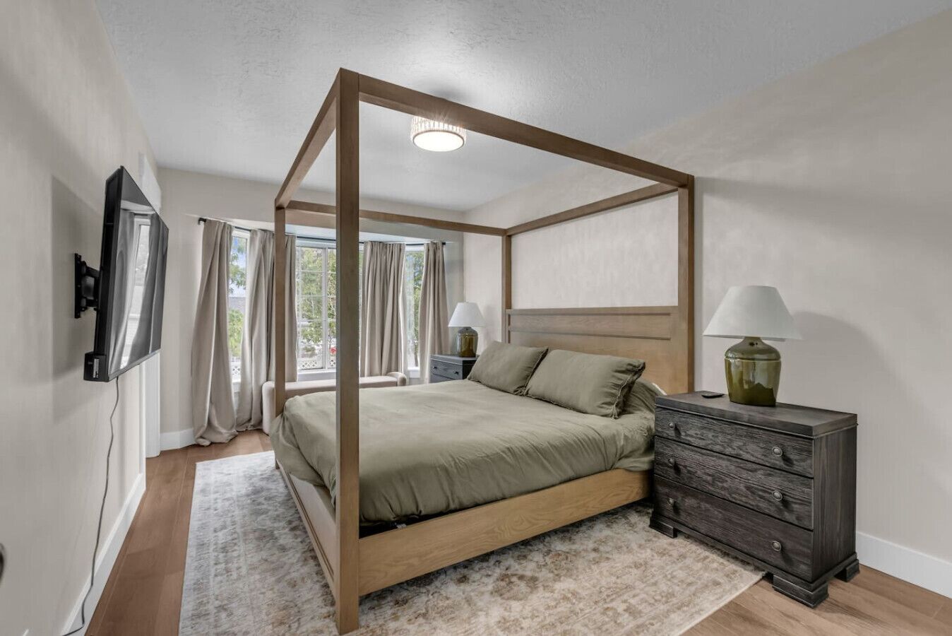 Desk, travel cot, WiFi