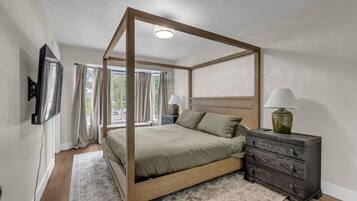 Desk, travel cot, WiFi