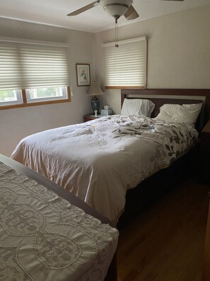 3 bedrooms, iron/ironing board, WiFi, bed sheets