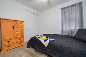 5 bedrooms, iron/ironing board, WiFi, bed sheets - Simple Retreat  Budget-Friendly and Convenient (Tolleson)