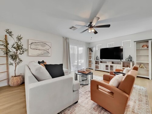 Modern Gilbert Townhouse | Office + King Beds