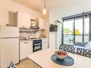 Fridge, microwave, oven, cookware/dishes/utensils - Apartment Domi by Interhome (San Lorenzo al Mare)