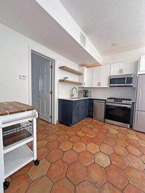 Microondas, horno, placa de cocina y lavavajillas