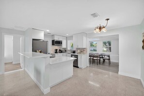 Fridge, microwave, oven, stovetop - Evergreen Retreat – Home for 7 (Oakland Park)