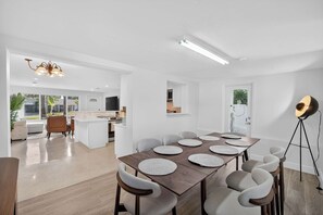 Dining - Evergreen Retreat – Home for 7 (Oakland Park)