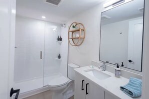 Hair dryer, towels, soap, toilet paper - 2-bedroom Apartment in Peaceful Manhattan - Close to Campus! (Manhattan)