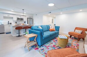 Living area - 2-bedroom Apartment in Peaceful Manhattan - Close to Campus! (Manhattan)