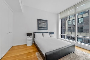 1 habitación, tabla de planchar con plancha y ropa de cama 