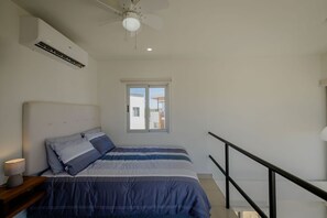 1 dormitorio, tabla de planchar con plancha, ropa de cama