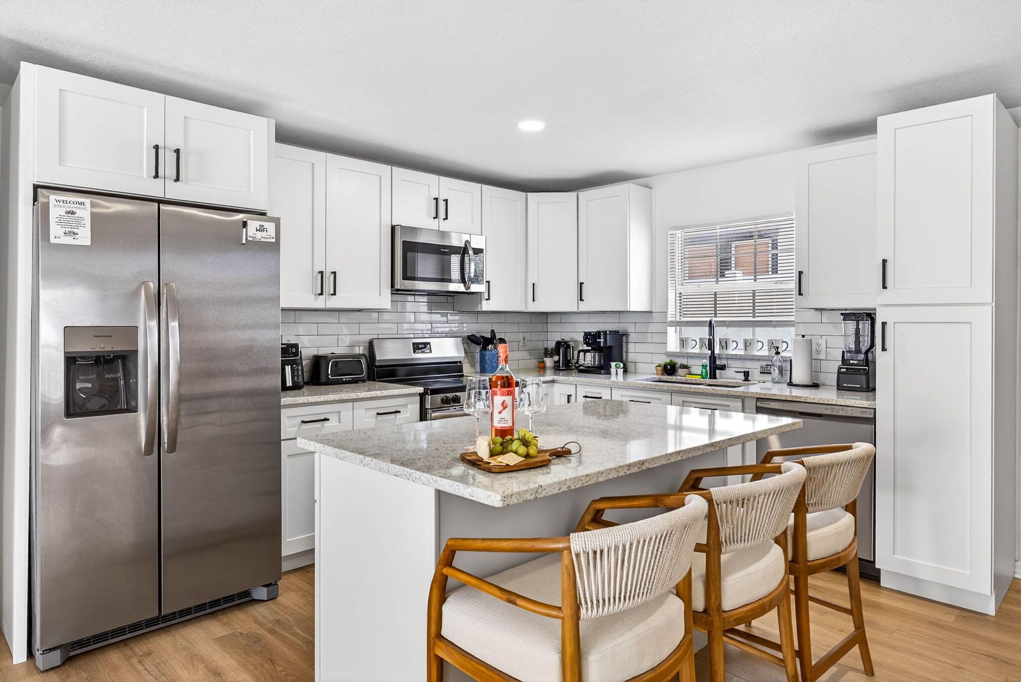 冷蔵庫、電子レンジ、オーブン、コンロ