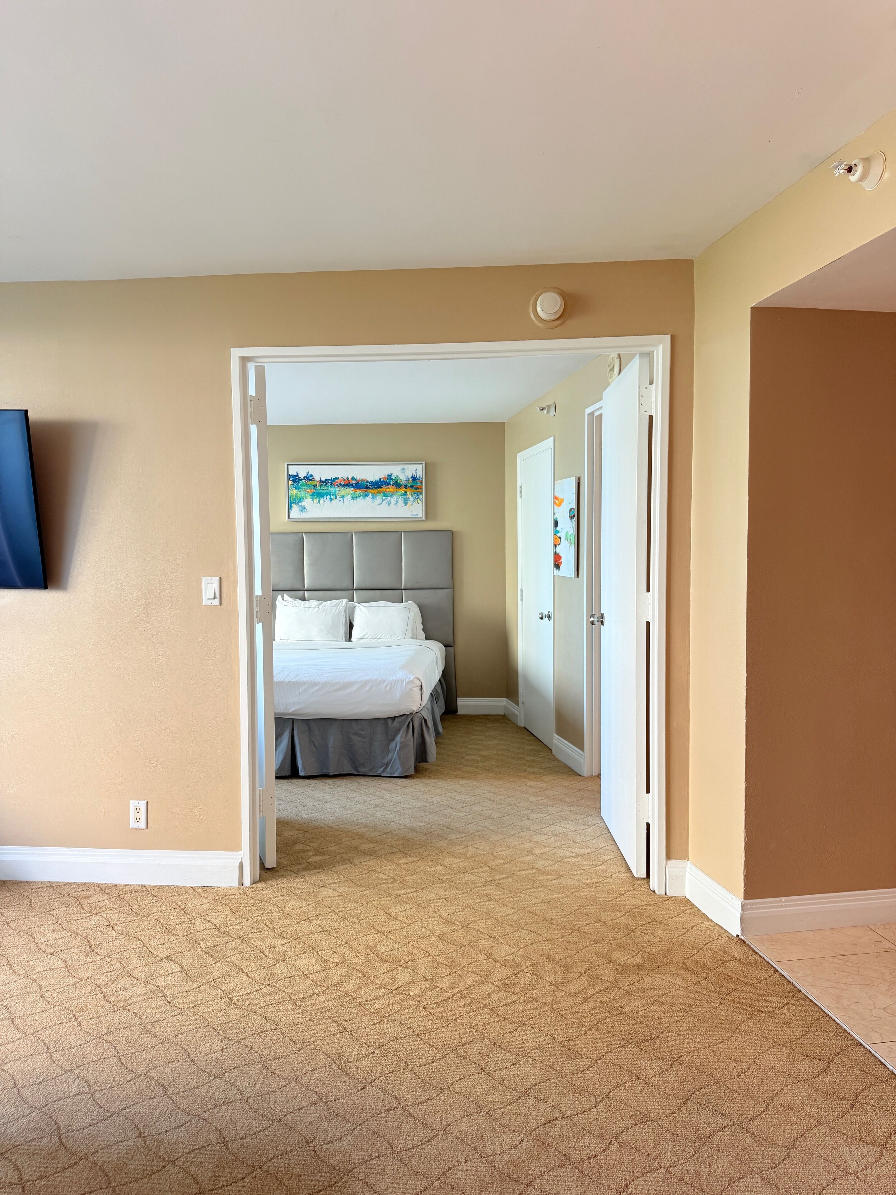 Zimmersafe, Verdunkelungsvorhänge, Bügeleisen/Bügelbrett