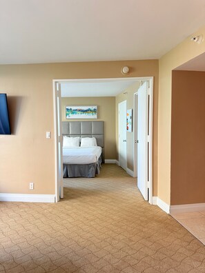 Zimmersafe, Verdunkelungsvorhänge, Bügeleisen/Bügelbrett