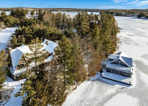 6 bed 6 bath cottage on Lake Joseph