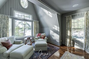 TV connectée, cheminée, livres