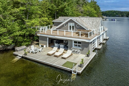 6 bed 6 bath cottage on Lake Joseph