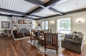 TV connectée, cheminée, livres