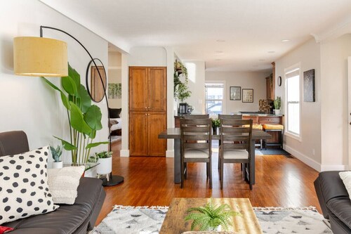 Family Home - 2 Full Kitchen, Sauna, Sleeps 12-14