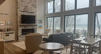 Lanes End: Spacious Lakefront Retreat in Scenic Grand Marais