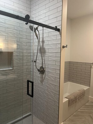 Chuveiro, secador de cabelo, toalhas de banho 