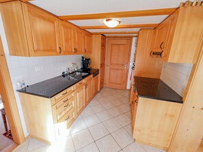 Fridge, dishwasher, cookware/dishes/utensils