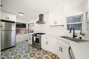 Jääkaappi, mikroaaltouuni, liesi, astianpesukone