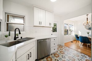 Fridge, microwave, stovetop, dishwasher - Little Italy Delight! 3 bedroom, backyard, parking (San Diego)