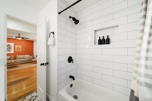 Shower, hair dryer, towels - Little Italy Delight! 3 bedroom, backyard, parking (San Diego)